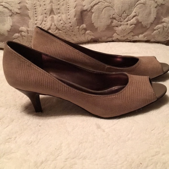 Bandalino taupe snakeskin pattern shoes - Picture 2 of 7